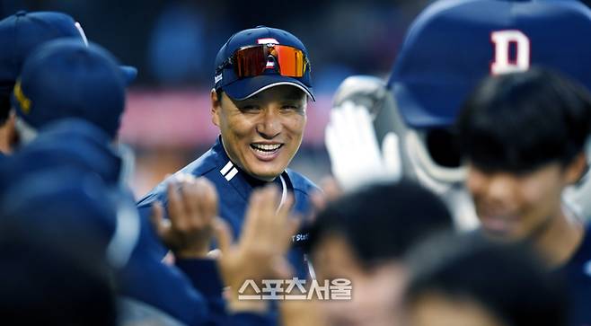 두산 이승엽 감독이 1일 잠실야구장에서 열린 2023 KBO리그 롯데와 경기 승리 후 환하게 웃으며 선수들과 하이파이브를 하고 있다. 잠실 | 최승섭기자 thunder@sportsseoul.com