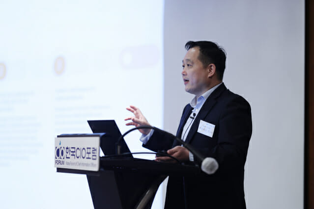 한국IBM 컨설팅 에드워드 지 전무가 한국정보산업연합회가 개최한 '한국CIO포럼 3월 조찬회'에서 발표를 하고 있다.