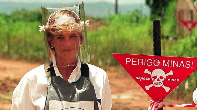 고 다이애나 비는 1997년 앙골라를 방문하여 지뢰의 위험에 대한 인식을 높이기 위한 캠페인을 벌였다