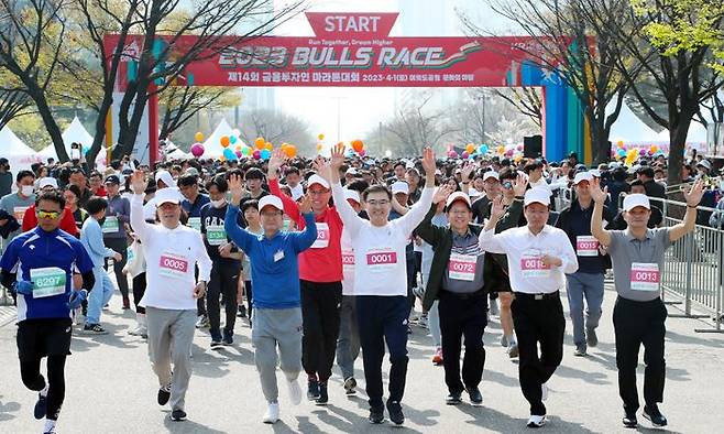 손병두 한국거래소 이사장(앞줄 왼쪽에서 4번째)이 1일 서울 여의도공원에서 열린 '제14회 불스레이스 마라톤 대회'에 참여했다. ⓒ한국거래소