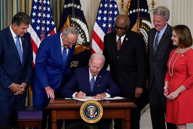 조 바이든 미국 대통령이 지난 2022년 8월 16일 백악관에서 ‘인플레이션 감축법’(IRA)에 서명하고 있다. ⓒ AP/연합뉴스