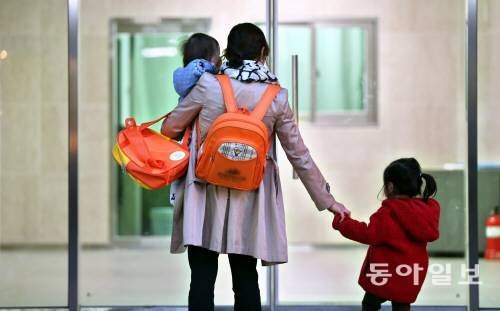 한 직장 여성이 출근에 앞서 아이들을 어린이집에 등원시키고 있다. 동아일보DB