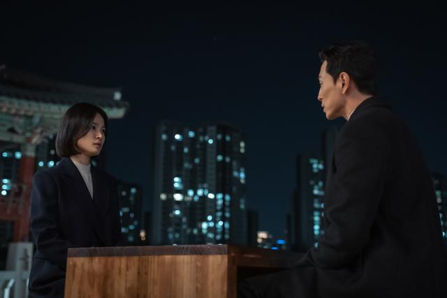 넷플릭스 드라마 '더 글로리'에서 문동은과 하도영이 이야기를 나누고 있다. 넷플릭스 제공