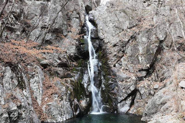 희방폭포는 소백산 제일경으로 꼽는다. 겨울 끝자락인데도 물줄기가 시원하다. ⓒ박준규