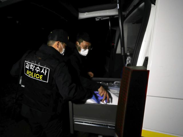대전 대덕구 대청호 인근에서 시신을 수습한 경찰이 지난달 31일 오후 경찰차에 수사 도구를 싣고 있다.연합뉴스
