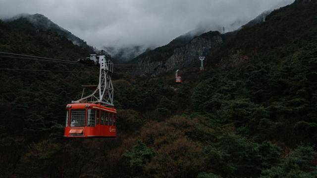 구미 금오산 케이블카 운행 모습. 지난 2014년 문화체육관광부가 펴낸 ‘친환경 케이블카 설치방안 연구용역’을 보면 구미 금오산 케이블카는 2011년에서 2013년까지 연평균 영업이익 7000만원을 기록했다.