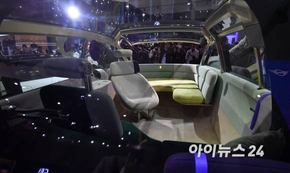 30일 경기도 고양시 킨텍스에서 열린 국내 최대 규모 모빌리티 산업 전시회 '2023 서울모빌리티쇼' 프레스데이에서 BMW MINI 비전 어바너트가 아시아 최초로 공개되고 있다. [사진=김성진 기자]