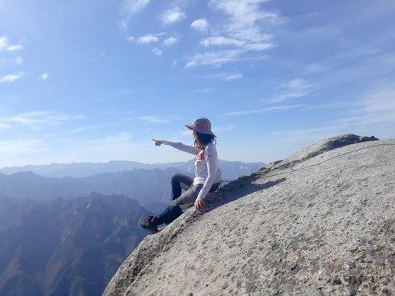 팬데믹 이전 중국 장시(江西)성 루산(廬山) 정상에 오른 장원(蔣雯) 이사. [사진 본인제공]