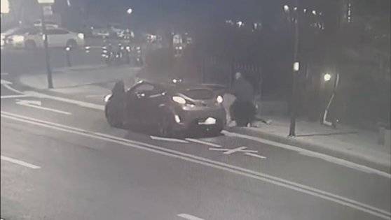 납치 용의자 2명이 지난 29일 오후 11시 48분쯤 서울 역삼동의 한 아파트 단지 입구에서 피해여성 1명을 폭행하며 차량에 태우고 있다. 경기남부경찰청은 31일 도주한 용의자 2명 중 1명을 성남시 모란역에서 검거해 서울수서경찰서로 인계했다. 김민정 기자