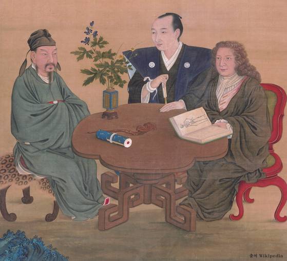 18세기 중국, 일본, 네덜란드 학자들의 교류를 묘사한 그림. 탁자 위에 해부학 교과서와 박물학 표본이 놓여 있다. [사진 블랙피쉬]