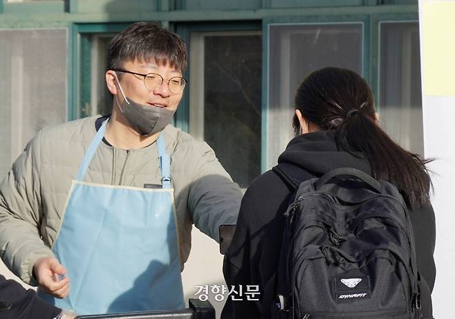 정선고 학생부장 이원재 교사가 지난달 16일 오전 등교시간 학생들에게 핫도그를 나눠주고 있다. 전현진 기자