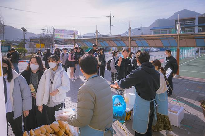 강원도 정선군 정선고에서 지난달 16일 오전 등교시간 학생들에게 핫도그를 나눠주는 학교폭력 예방 캠페인이 열렸다. 정선고 제공