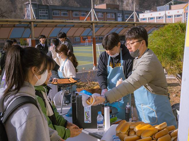 정선고 학생부장 이원재 교사가 지난달 16일 오전 등교시간 학생들에게 핫도그를 나눠주고 있다. 정선고 제공