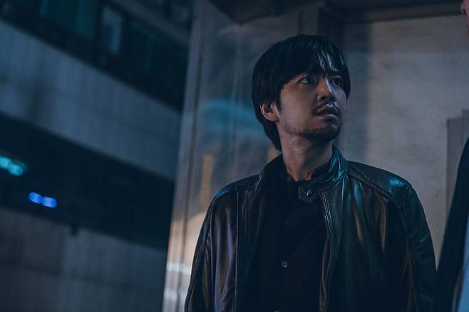 Jang Keun-suk plays lawyer-turned-detective Do-han in "Decoy" (Coupang Play)