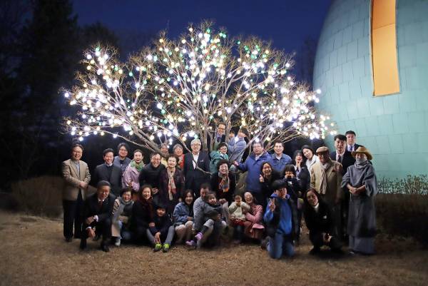 청란교회 성도들이 이스터 트리를 밝히고 환하게 웃고 있다.