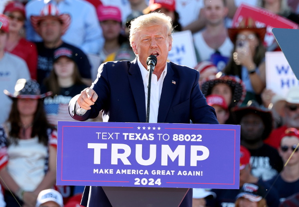 도널드 트럼프 전 미국 대통령이 지난 25일(현지시간) 텍사스주 웨이코 지방공항에서 2024년 대선 캠페인 첫 유세에 나서 연설하고 있다. EPA연합뉴스