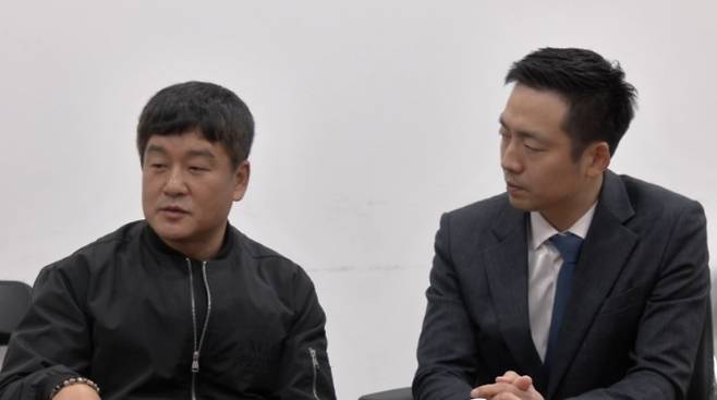 MBN과 인터뷰하는 이우진 작가와 이우진 작가의 변호사 김성주 [사진=MBN]