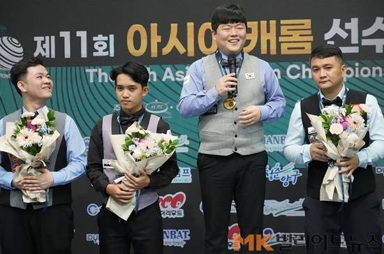 남자3쿠션 입상자들인 (왼쪽부터)공동3위 바오프엉빈과 타이홍치엠, 우승 조명우, 준우승한 트란딴룩이 시상식서 나란히 시상대에 선 가운데, 조명우는 수상소감을 말하고 있다. (사진=MK빌리어드뉴스 DB)