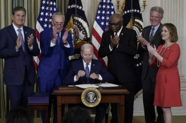 조 바이든 미국 대통령이 지난해 8월 16일(현지시각) 워싱턴DC 백악관에서 기후변화 대응과 의료보장 확충 등을 골자로 한 ‘인플레이션 감축법’에 서명하고 있다.[사진 = 연합뉴스]