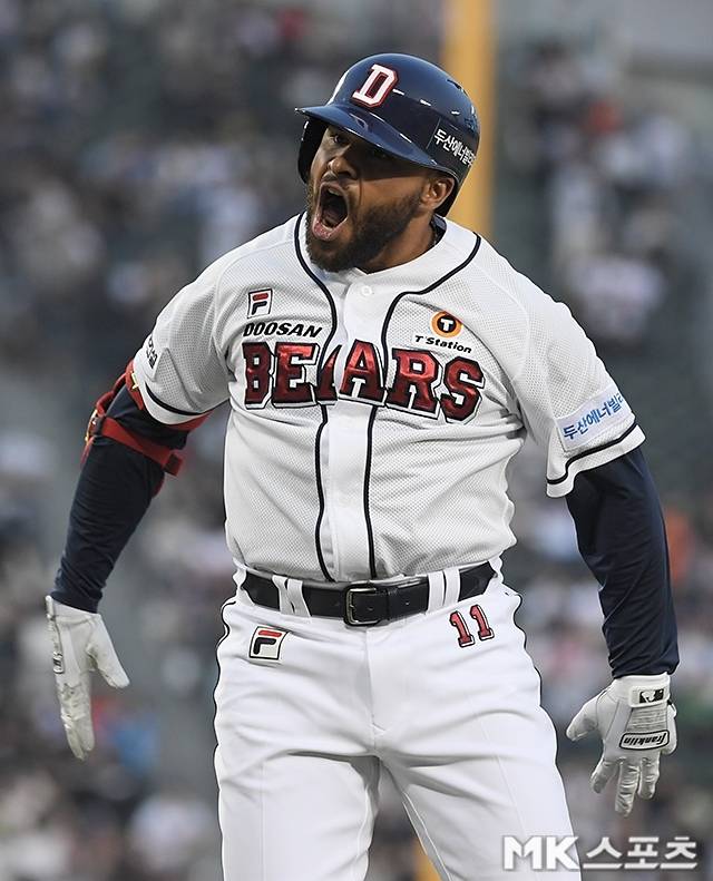 이날 두산 승리의 일등 공신은 단연 호세 로하스였다. 그는 연장 11회 끝내기 스리런 홈런 포함 6타수 2안타(1홈런) 2득점 5타점을 폭발했다. 사진(잠실 서울)=천정환 기자