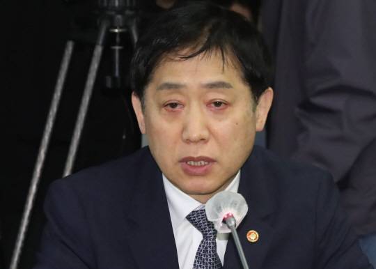 김주현 금융위원장이 지난 31일 서울 중구 프레스센터에서 열린 금융지주회장 간담회에서 모두발언을 하고 있다. 뉴시스