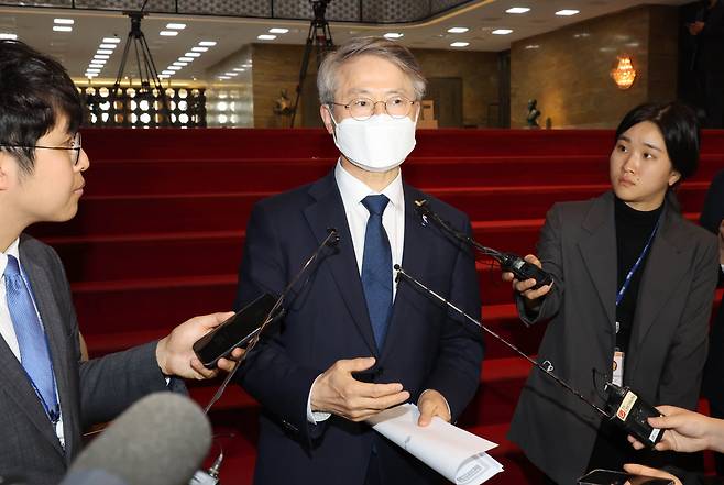 민형배 무소속 의원이 23일 오후 본회의를 마친 뒤 '검수완박' 탈당관련 취재진의 질문에 답변하고 있다. 연합뉴스