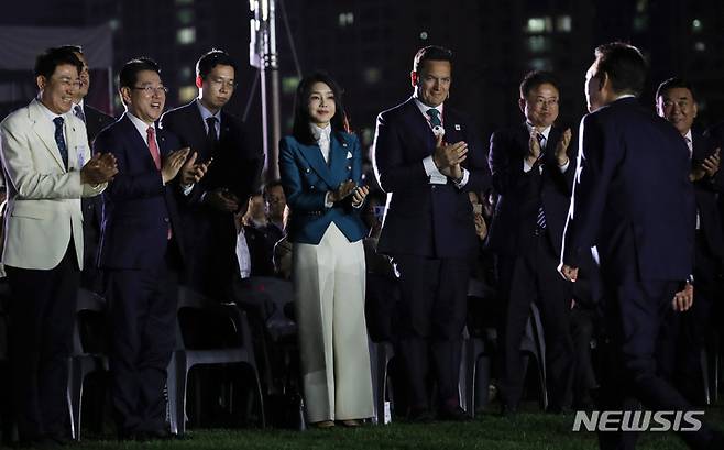 [순천=뉴시스] 홍효식 기자 = 윤석열 대통령 부인 김건희 여사, 김영록 전남지사, 이철우 경북지사, 김두겸 울산시장 등이 31일 전남 순천 순천만국가정원에서 열린 2023 순천만국제정원박람회 개막식에서 윤 대통령의 축사가 끝나자 박수치고 있다. 2023.03.31. yesphoto@newsis.com