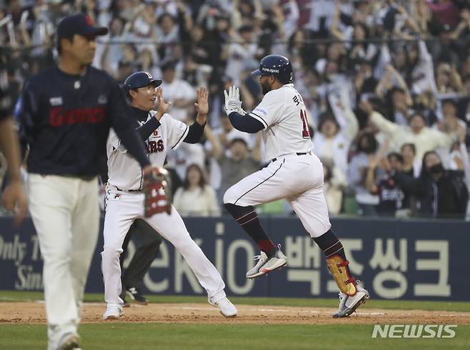 [서울=뉴시스] 김근수 기자 = 1일 오후 서울 송파구 잠실야구장에서 열린 2023 프로야구 개막전 두산 베어스 대 롯데 자이언츠의 경기, 11회 말 두산 공격, 두산 로하스가 끝내기 3점 홈런을 치고 있다. 2023.04.01. ks@newsis.com