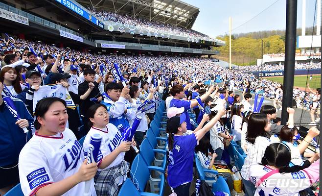 [대구=뉴시스] 이무열 기자 = 1일 오후 대구 수성구 삼성라이온즈파크에서 열린 2023 신한은행 SOL KBO리그 개막전 삼성 라이온즈와 NC 다이노스의 경기를 찾은 야구팬들이 열띤 응원을 하고 있다. 2023.04.01. lmy@newsis.com