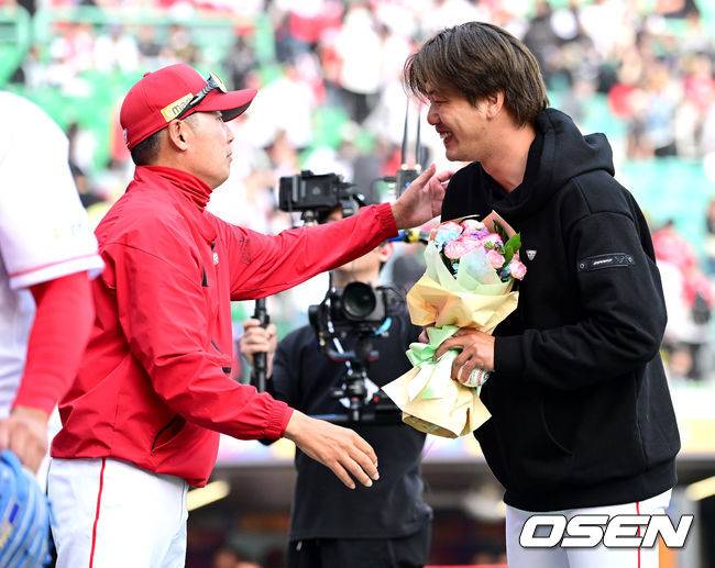 [OSEN=인천, 최규한 기자] ‘디펜딩 챔피언’ SSG 랜더스가 2023년 개막전에서 승리를 거뒀다.SSG는 1일 인천SSG랜더스필드에서 열린 2023 KBO리그 KIA 타이거즈와 홈경기에서 4-1 승리를 거뒀다. 선발 김광현이 호투하고 불펜진이 승리를 지켰다.김광현은&nbsp; 5이닝 동안 4피안타 3탈삼진 3볼넷 1실점으로 호투하며 시즌 첫 승을 신고했다. 이날 김광현은 1승과 함께 의미있는 기록을 남겼다.프로 통산 4번째 개막전 선발 중책을 맡은 김광현. 이날 승리투수가 되면서 ‘최소 경기 150승’ 타이틀을 얻게 됐다.경기를 마치고 최소 경기 150승을 달성한 SSG 선발 김광현과 김원형 감독이 인사를 나누고 있다. 2023.04.01 / dreamer@osen.co.kr