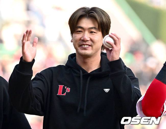 [OSEN=인천, 최규한 기자]경기를 마치고 최소 경기 150승을 달성한 SSG 선발 김광현이 기념구를 들고 팬들에게 인사하고 있다. 2023.04.01 / dreamer@osen.co.kr