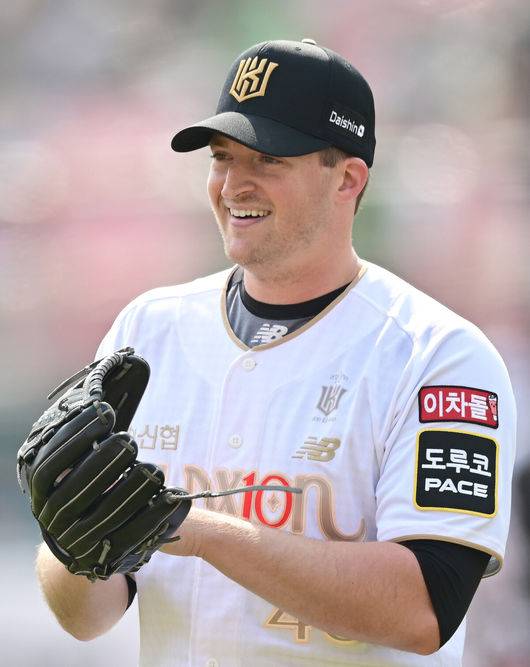 [OSEN=수원, 김성락 기자] 1일 오후 경기 수원시 수원KT위즈파크에서 ‘2023 신한은행 SOL KBO리그’ KT 위즈와 LG 트윈스의 개막 경기가 열렸다. 4회초 1사 KT 선발 벤자민이 LG 박해민의 3루수 파울플라이 때 호수비를 펼친 3루수 황재균에게 박수를 보내고 있다. 2023.04.01 /ksl0919@osen.co.kr