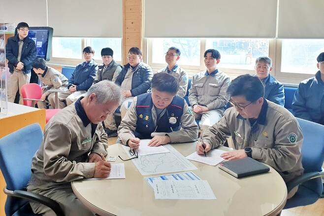 영풍 석포제련소 임직원들이 지난 30일 봉화군 석포면사무소를 찾아 전입신고를 하고 있다. 석포제련소 제공