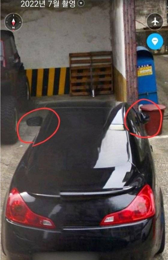 한 누리꾼이 B씨의 인피니티 사이드미러가 원래부터 이상했던 것 같다며 그 증거로 지난해에 찍힌 로드뷰를 찾아 공개했다. 누리꾼들에게 호되게 질타를 받은 B씨는 사과글을 올리며 "사이드미러의 작동 상태가 원래 이상했던 것은 맞다"며 솔직히 시인했다. 보배드림 캡처