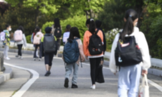 한 초등학교 학생들이 등교하고 있다. 사진공동취재단