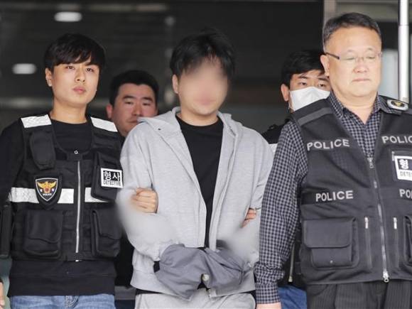 마약류 관리에 관한 법률 위반 혐의로 구속영장이 청구된 남경필 전 경기도지사의 장남 남모 씨가 1일 오후 구속 전 피의자 심문에 출석하기 위해 경기도 용인동부경찰서에서 나오고 있다. 뉴스1