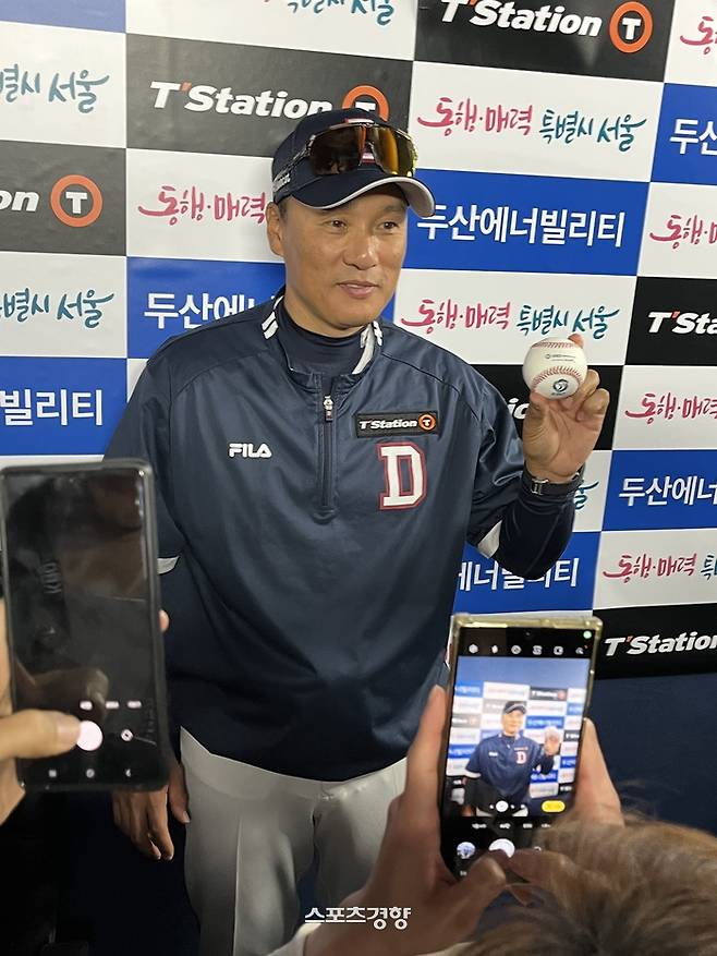 이승엽 두산 감독이 1일 잠실 롯데전을 마치고 포즈를 취하고 있다. 잠실 | 김하진 기자