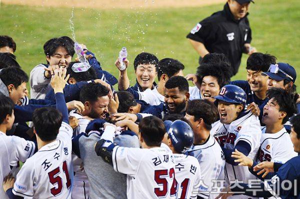 로하스와 기뻐하는 두산 선수단 / 사진=팽현준 기자