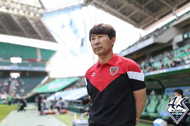 ▲ 포항 스틸러스는 제카의 결승골로 전북 현대에 2-1로 이겼다. 김기동 감독은 기쁨을 감추지 못했다. ⓒ한국프로축구연맹