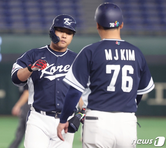 강백호가 지난 13일 2023 WBC 대회 중국전에서 1회 2사 3루에서 적시타를 친 후 김민재 코치와 기쁨을 나누고 있다. /사진=뉴스1