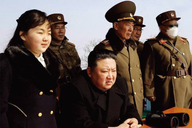 북한 노동당 기관지 ‘노동신문’은 3월 18~19일 김정은 국무위원장이 ‘핵 반격 가상 종합전술훈련’을 지도했다고 20일 보도했다. 사진 속 모자이크 처리된 의문의 인물에 대해 태영호 의원은 “김정은이 참석한 행사에서 홀로 선글라스와 마스크를 착용하는 것은 북한에선 있을 수 없는 일이다. 중국, 러시아를 드나들며 미사일 기술 협력을 담당하는 이로 추정된다”고 말했다. [뉴시스]