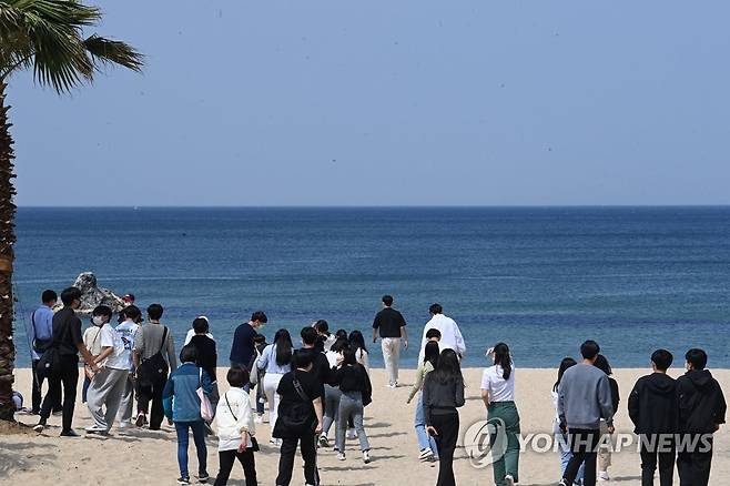 강릉 바닷가 찾은 수학여행 학생들[연합뉴스 자료사진] (강릉=연합뉴스) 유형재 기자 = 강원 강릉시 안목해변에 수학여행을 온 학생들이 즐거운 추억을 만들고 있다. yoo21@yna.co.kr