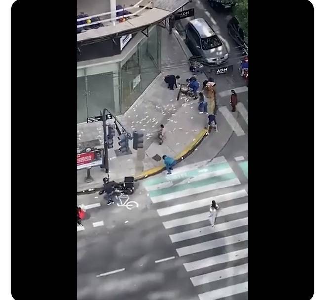 거리에 떨어진 돈을 줍고 있는 시민들 [인터넷 캡처. 재판매 및 DB 금지]