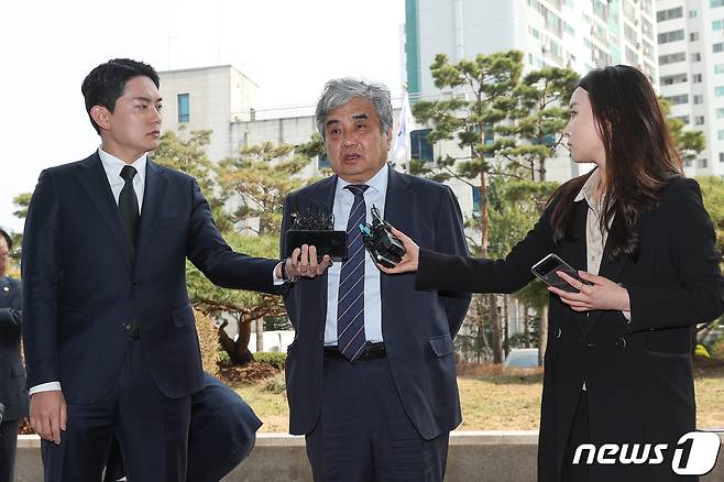 종합편성채널 TV조선 재승인 과정에서 점수를 고의로 낮추는 데 관여한 혐의를 받는 한상혁 방송통신위원장이 29일 구속 전 피의자심문(영장실질심사)을 위해 서울 도봉구 서울북부지방법원에 출석하고 있다. (공동취재) 2023.3.29/뉴스1 ⓒ News1 황기선 기자