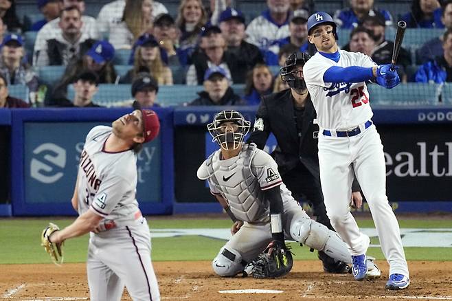 LA 다저스 외야수 트레이시 톰슨이 5회 애리조나 불펜투수 케빈 진켈로부터 3점 홈런을 터뜨리고 있다. AP 연합뉴스
