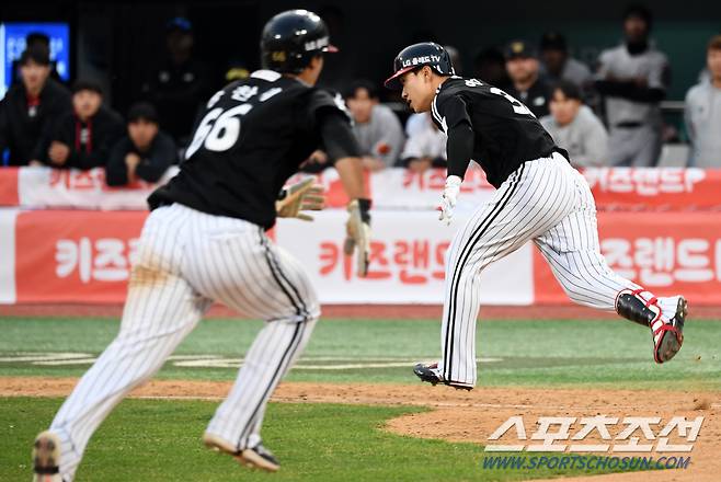 이천웅의 스퀴즈번트 순간 홈으로 쇄도하는 3루주자 송찬의 '역전 성공'