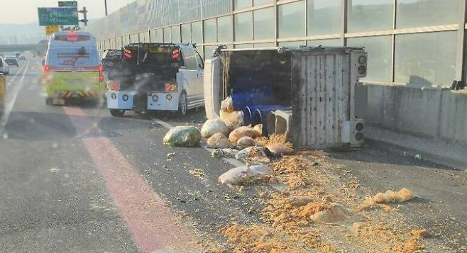 2일 오전 경부고속도로 부산 방향 금토분기점 인근에서 음식물쓰레기 차량이 넘어지는 사고가 발생했다. /보배드림