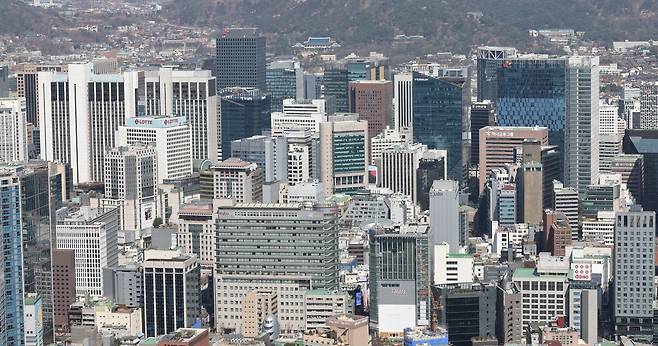 세제 혜택 확대로 기업의 적극적인 투자 활동을 유도해 경기 하강 국면에 맞서야 한다는 공감대가 커졌다. 사진은 3월 26일 서울 남산에서 바라본 서울 도심의 모습. / 연합뉴스