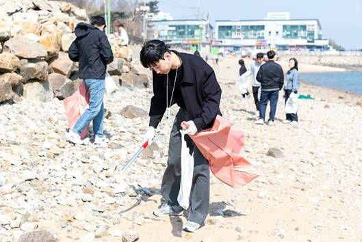 지난달 31일 인천 영종도 거잠포해변에서 HMM 신입사원 등이 반려해변 정화 활동을 하고 있다. /HMM 제공