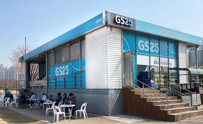 많은 나들이 객들이 GS25 한강 매장에서 먹거리, 음료 등을 즐기고 있는 모습. /GS25제공